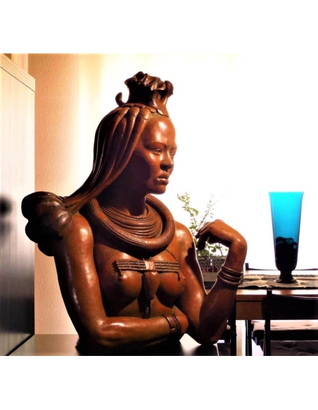 Escultura de mujer himba.