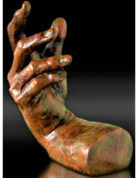 Escultura de mano inspirada por obras del Renacimiento italiano.