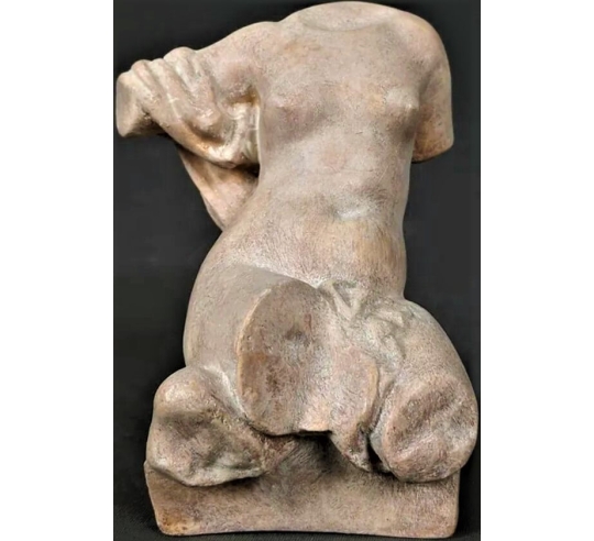 Torse de Vénus assise sans tête.