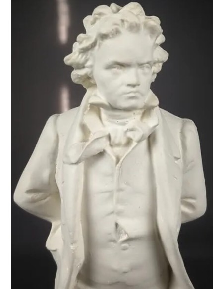 Estatuilla de Ludwig van Beethoven, compositor, pianista y director de orquesta alemán