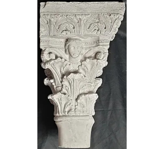 Chapiteaux jumelés décorés d'anges et de saints...