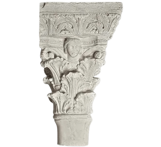 Chapiteaux jumelés décorés d'anges et de saints...