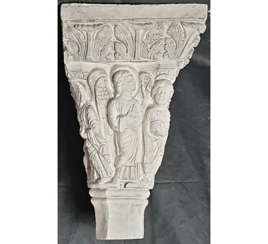 Chapiteaux jumelés décorés d'anges et de saints...