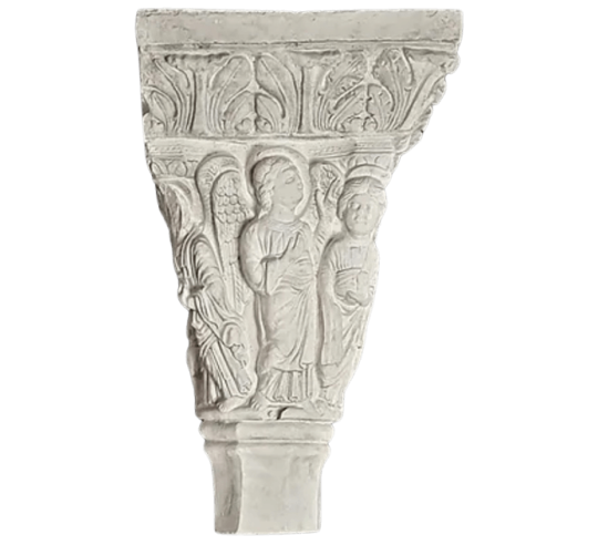 Chapiteaux jumelés décorés d'anges et de saints...