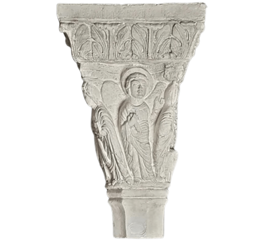 Chapiteaux jumelés décorés d'anges et de saints...