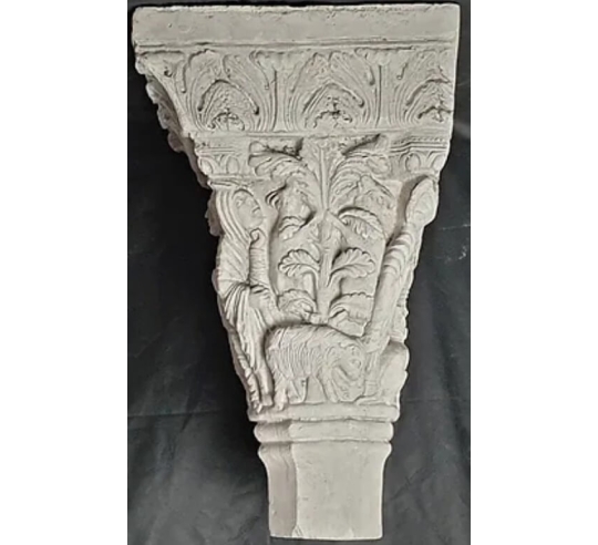 Capiteles gemelos decorados con ángeles y...