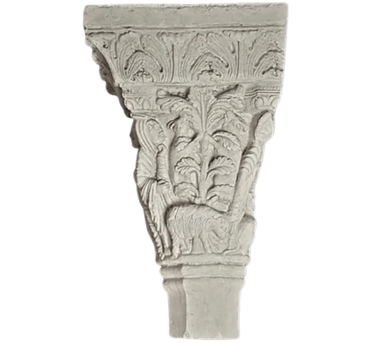 Chapiteaux jumelés décorés d'anges et de saints...