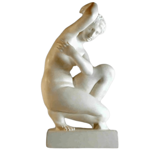 Crouching Venus Statue, Louvre Museum