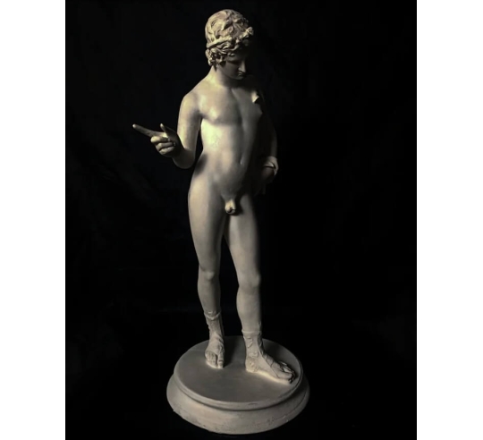Statue de Narcisse écoutant provenant de...