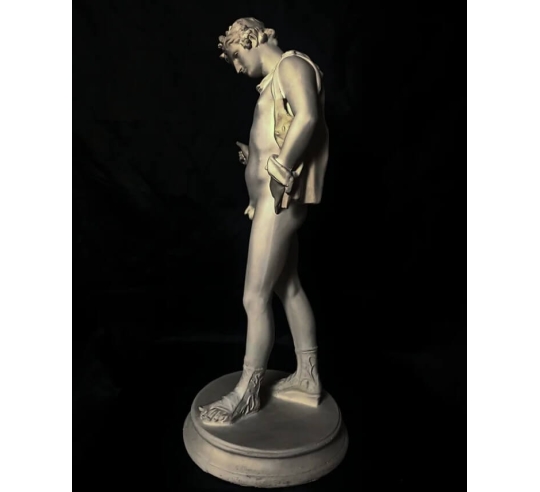 Statue de Narcisse écoutant provenant de...