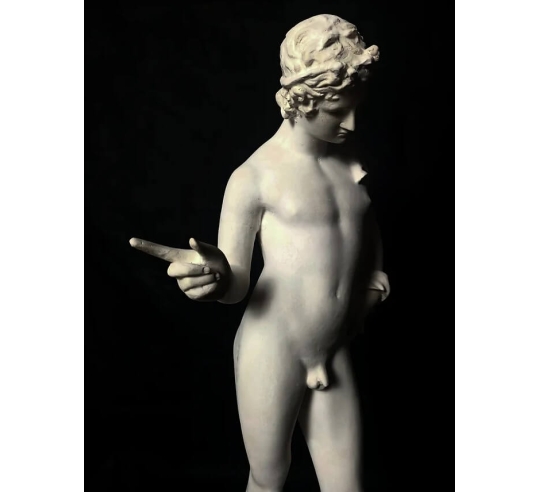 Statue de Narcisse écoutant provenant de...