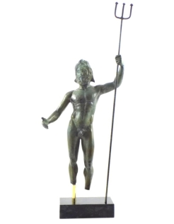 Statue en bronze de Poséidon avec son trident,...