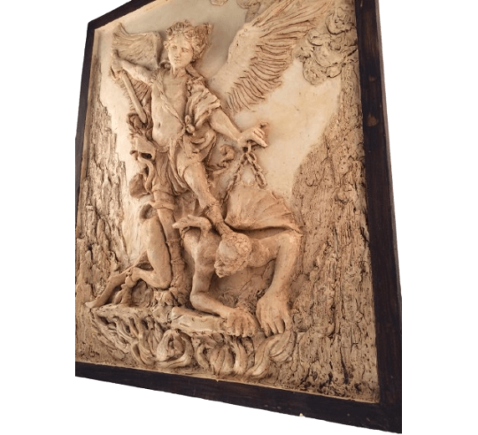 Bajorrelieve del Arcángel San Miguel derrotando...