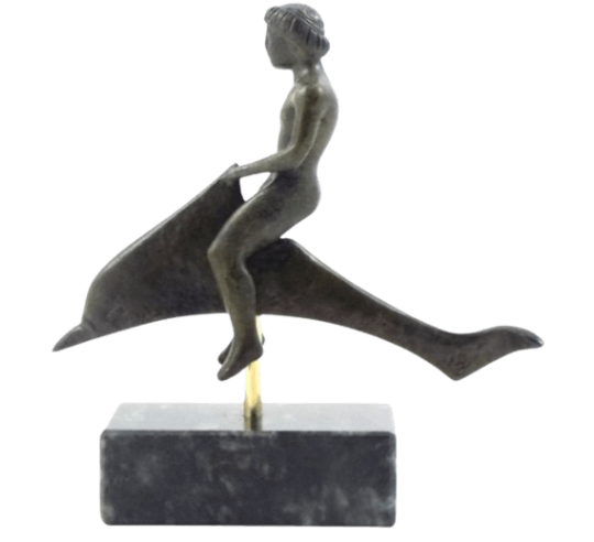 Estatuilla de bronce de un joven montando un...