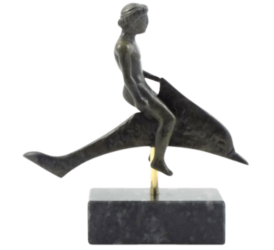 Estatuilla de bronce de un joven montando un...