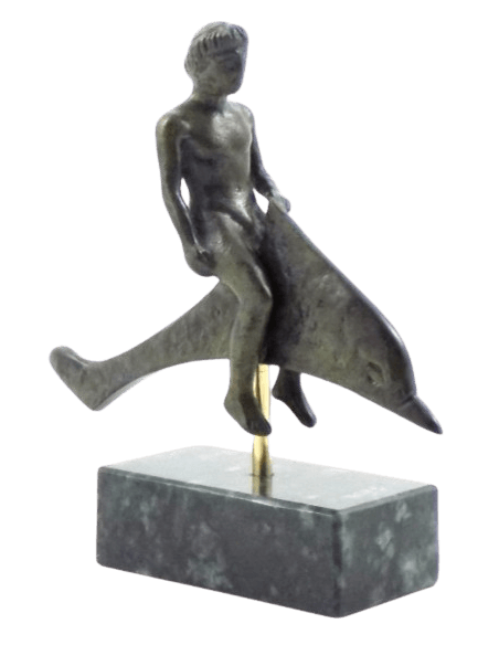 Statuette en bronze jeune homme chevauchant un dauphin, Musée Archéologique d'Athénes